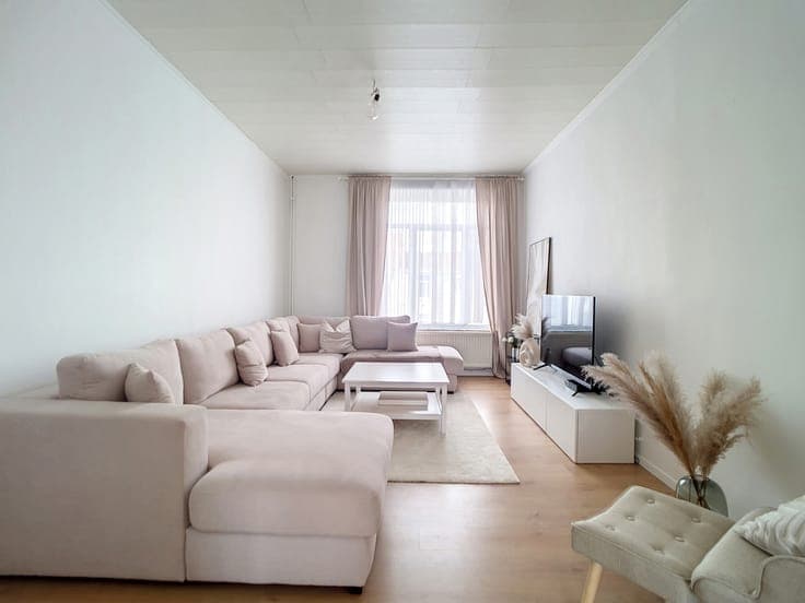 Spacious House of ± 300 m² – 6 Bedrooms & Great Potential