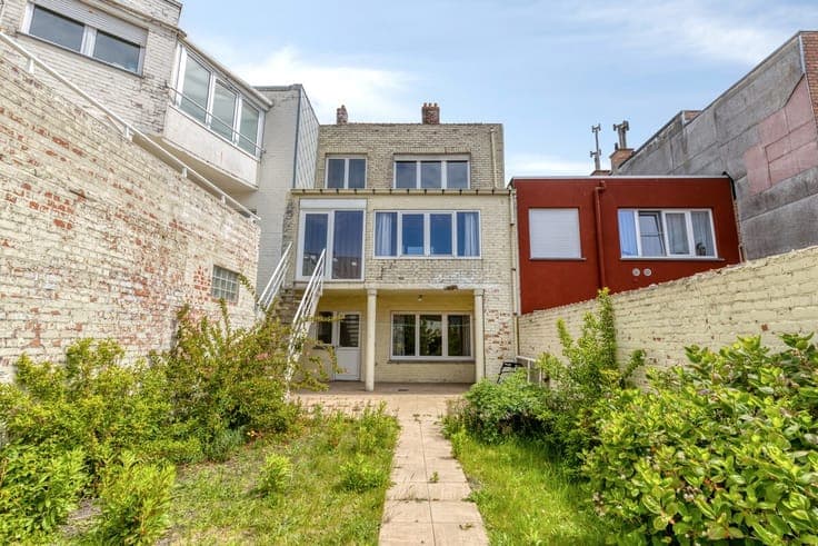 BREDENE: RUIME BEL-ETAGE MET 4 SLPKS, GARAGE EN TUIN!
