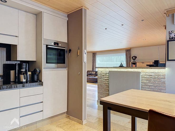 Detached house with 3 bedrooms, garages, carport and garden