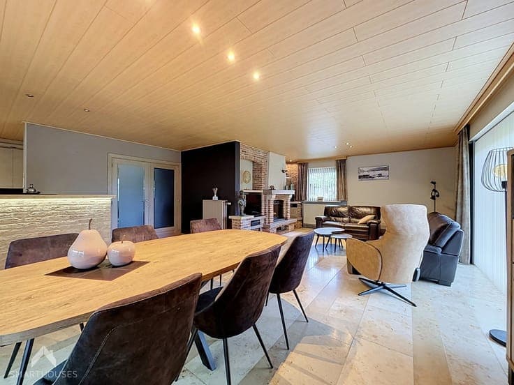 Detached house with 3 bedrooms, garages, carport and garden