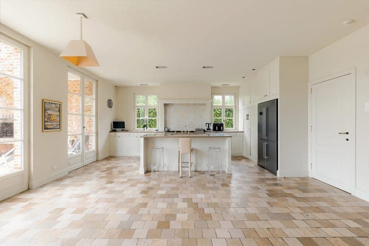 Exceptional villa over 1000m² located on a plot of approxima