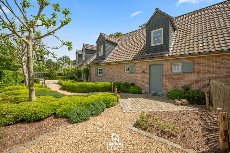Stunning villa in a golf and lakeside estate!