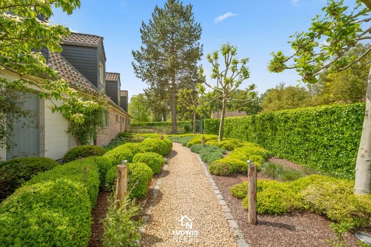 Stunning villa in a golf and lakeside estate!