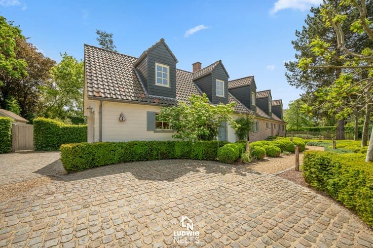 Stunning villa in a golf and lakeside estate!