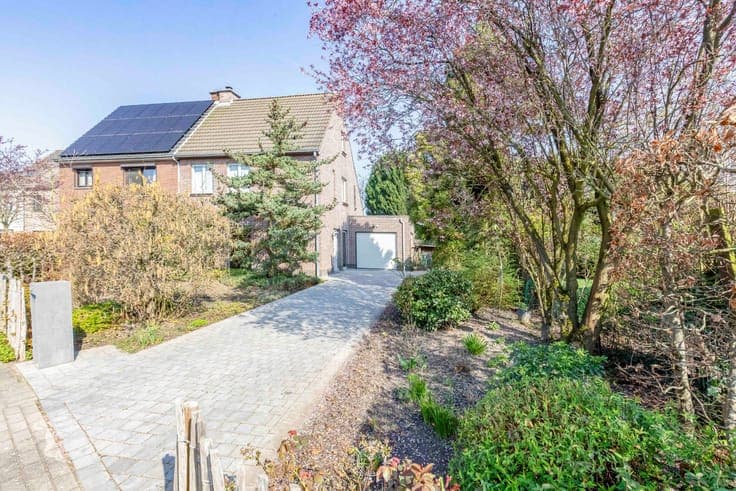 Huiselijke halfopen bebouwing met prachtige tuin in gelie...