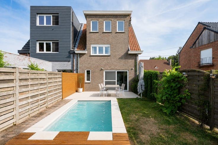 Knap gerenoveerde en goed onderhouden woning met zwembad!