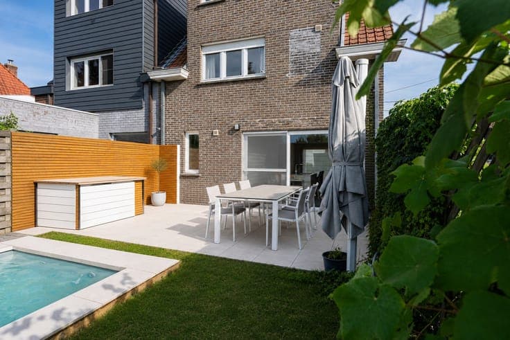 Knap gerenoveerde en goed onderhouden woning met zwembad!