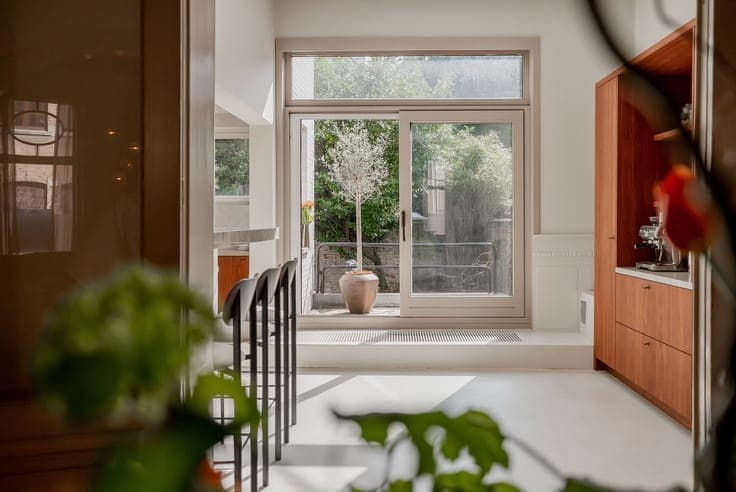Renovated townhouse with south-facing garden
