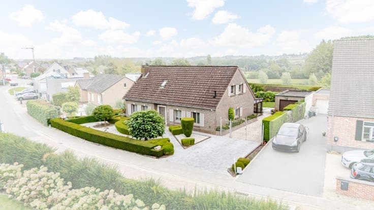 4-bedroom house with garden and garage for sale in Roosdaal