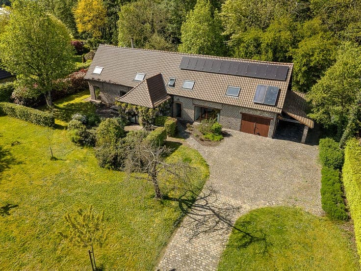 Exclusive villa set in greenery – 3,296 m² 🌿