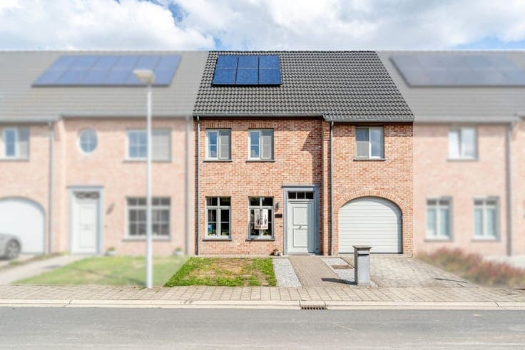 RECENT, ENERGY-EFFICIENT FAMILY HOME IN LIEVEGEM