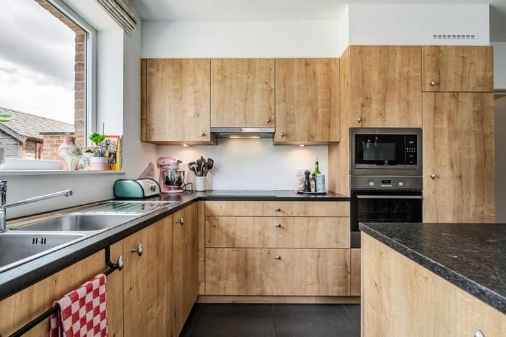 RECENT, ENERGY-EFFICIENT FAMILY HOME IN LIEVEGEM