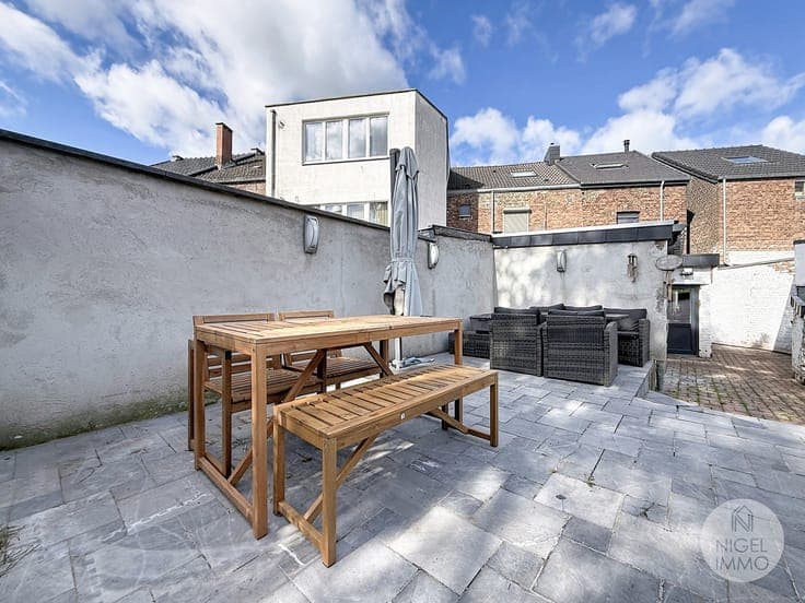 3 façades, proche de tout, 3CH + bureau, bel extérieur.