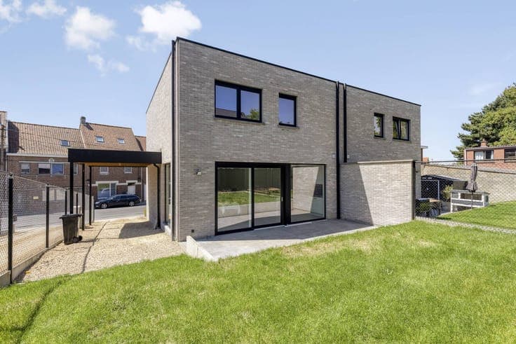 Semi-detached new-build home for sale in the center of Anzeg