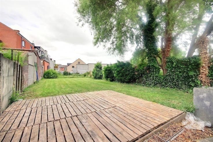 Jolie maison quatre chambres avec un jardin à Herseaux