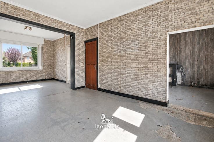 Semi-detached home to renovate in a prime Anzegem location