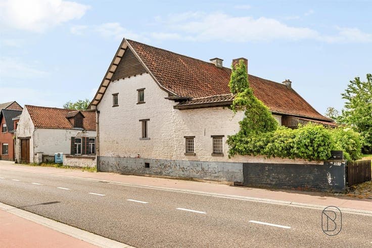 Charming farmhouse with lots of potential, in need of renova