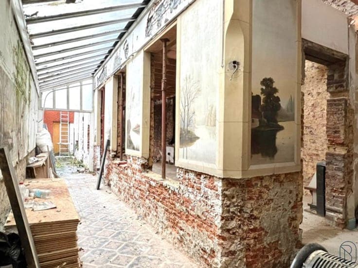 Commercial property located in the CENTER with GARDEN!