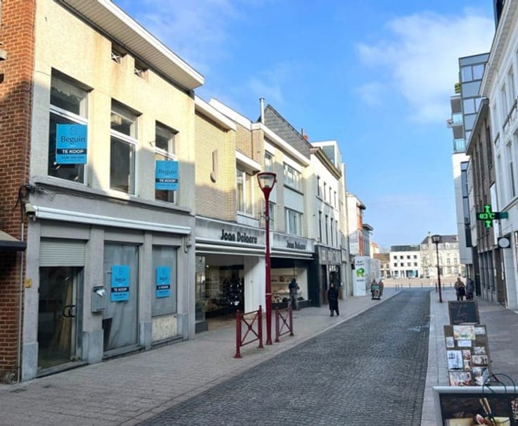 Commercial property located in the CENTER with GARDEN!