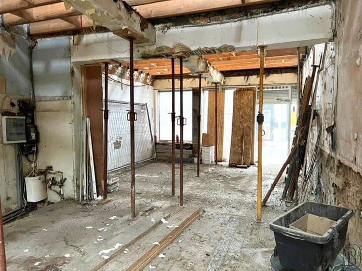 Commercial property located in the CENTER with GARDEN!