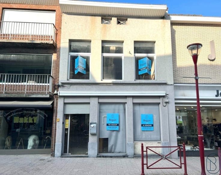 Commercial property located in the CENTER with GARDEN!