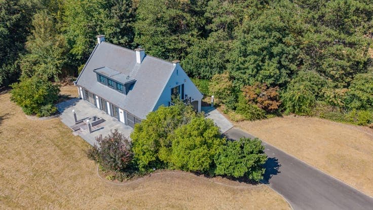 BUIZINGEN – Beautiful villa on the border of Dworp