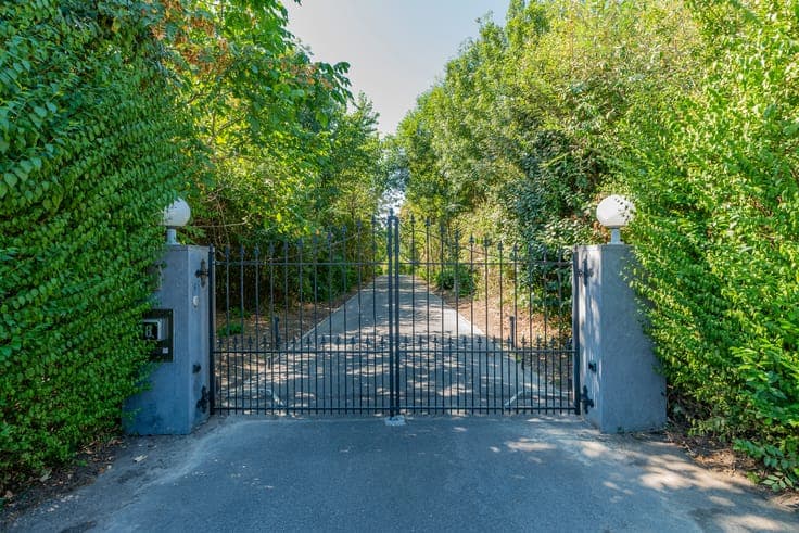 BUIZINGEN – Beautiful villa on the border of Dworp