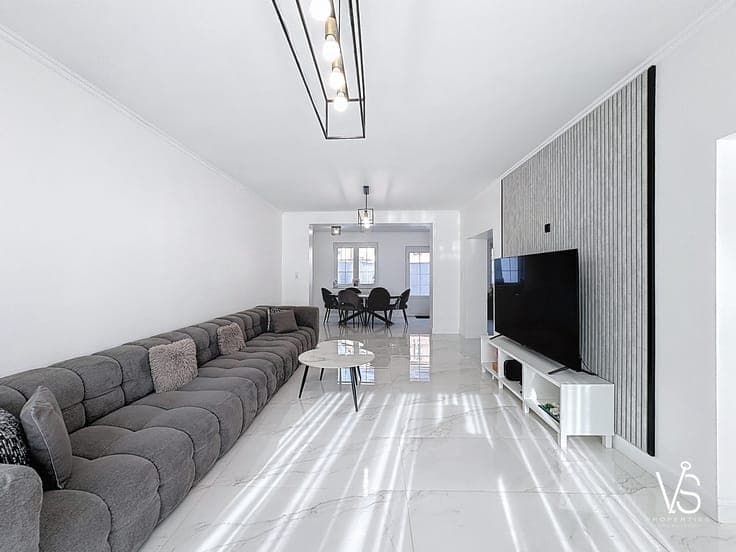 STUNNING CONTEMPORARY 4-BEDROOM HOUSE WITH GARDEN & GARAGE!