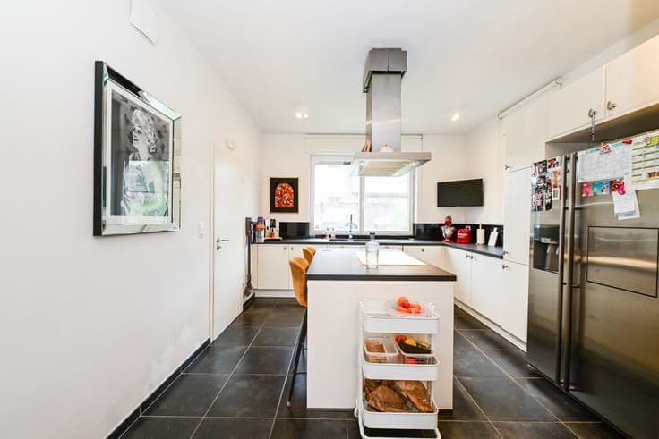 MAGNIFICENT 3-BEDROOM HOUSE WITH GARDEN AND GARAGE
