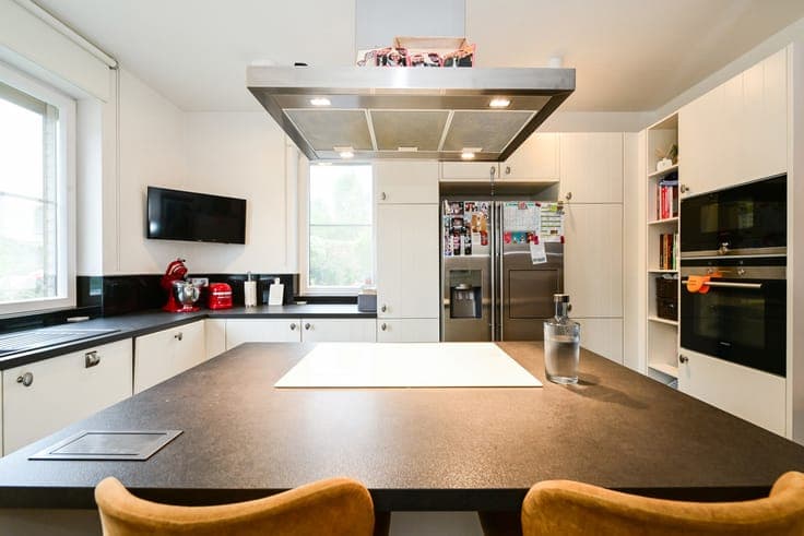 MAGNIFICENT 3-BEDROOM HOUSE WITH GARDEN AND GARAGE