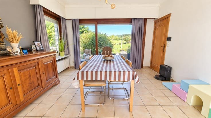 Verbazend ruime villa met 4 slaapkamers, grote garage, tu...