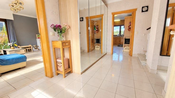 Verbazend ruime villa met 4 slaapkamers, grote garage, tu...