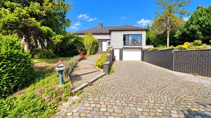 Verbazend ruime villa met 4 slaapkamers, grote garage, tu...