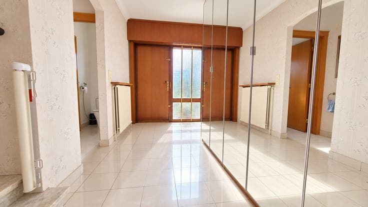 Verbazend ruime villa met 4 slaapkamers, grote garage, tu...