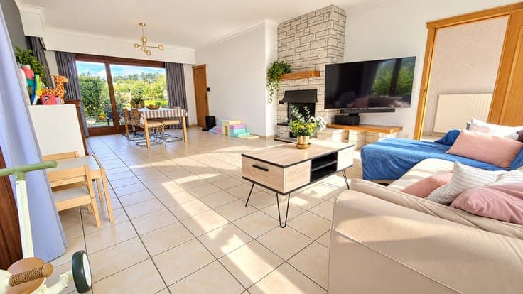 Verbazend ruime villa met 4 slaapkamers, grote garage, tu...