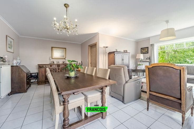 Spacious semi-detached home on a 715 m² plot in a quiet res…
