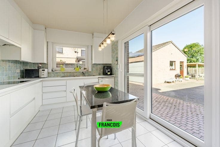 Spacious semi-detached home on a 715 m² plot in a quiet res…