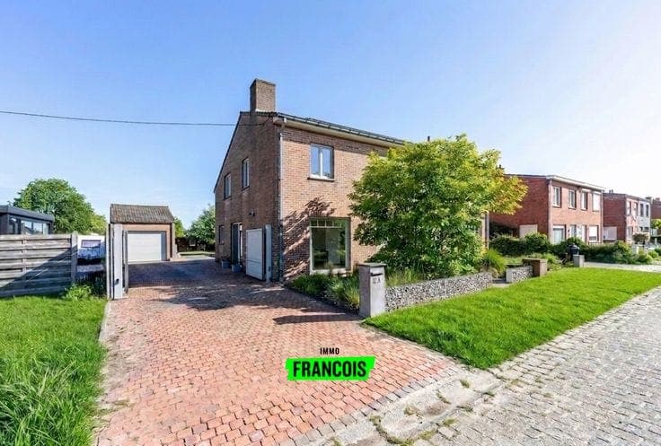 Spacious semi-detached home on a 715 m² plot in a quiet res…