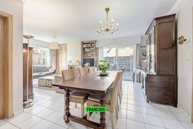 Spacious semi-detached home on a 715 m² plot in a quiet res…