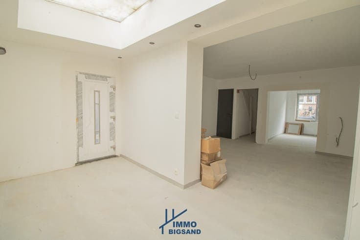 Volledig gerenoveerde woning met 4 slaapkamers te koop te...
