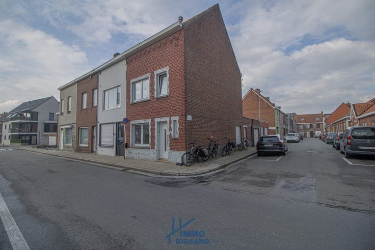 Volledig gerenoveerde woning met 4 slaapkamers te koop te...