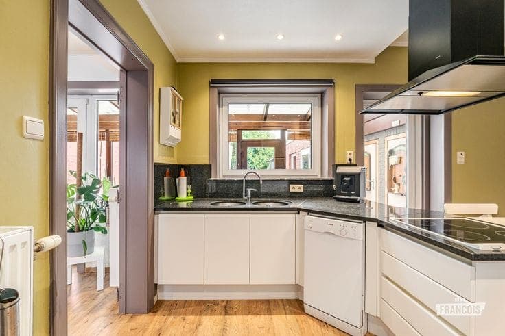 Move-in ready family home with 4 bedrooms, garden and garage