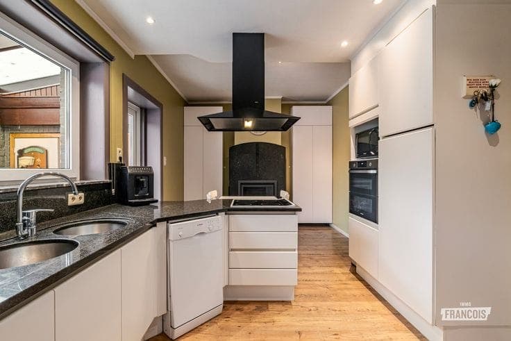 Move-in ready family home with 4 bedrooms, garden and garage