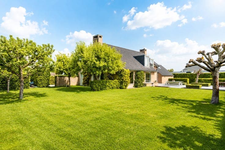 Stijlvolle villa in gegeerde villapark te Waregem.