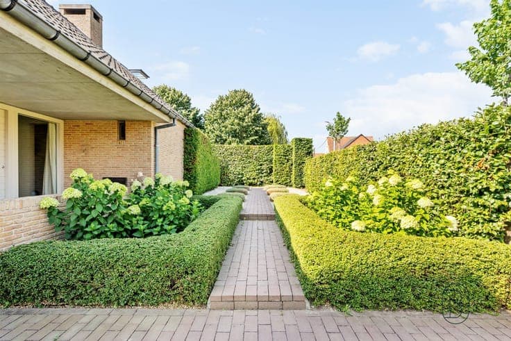 Stijlvolle villa in gegeerde villapark te Waregem.
