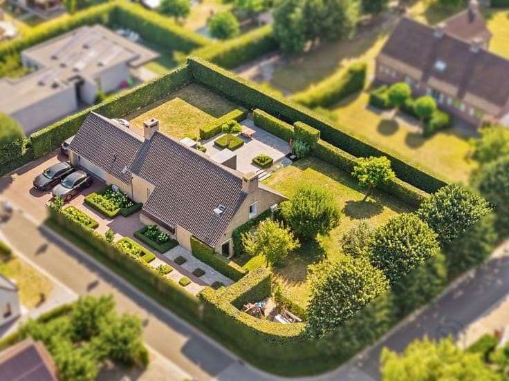 Stijlvolle villa in gegeerde villapark te Waregem.
