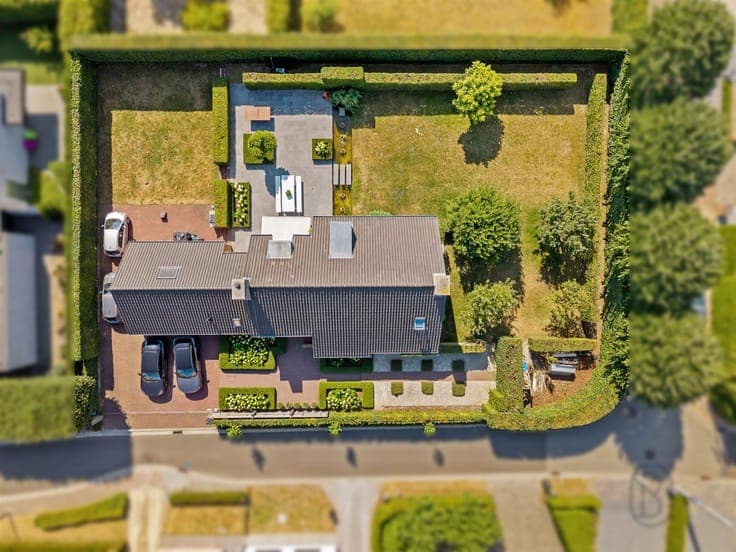 Stijlvolle villa in gegeerde villapark te Waregem.