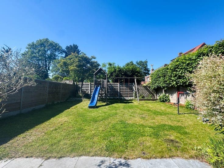 ZEDELGEM: INSTAPKLARE GEZINSWONING MET 5 SLPKS, GARAGE & ...