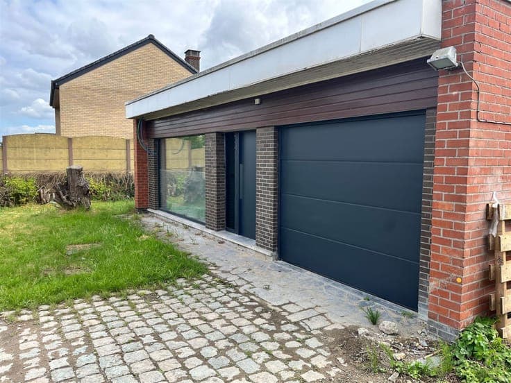 Vrijstaande, bijna volledig vernieuwde woning !