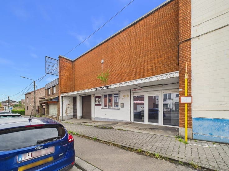 Mixed-use building: commercial units, warehouses and approve